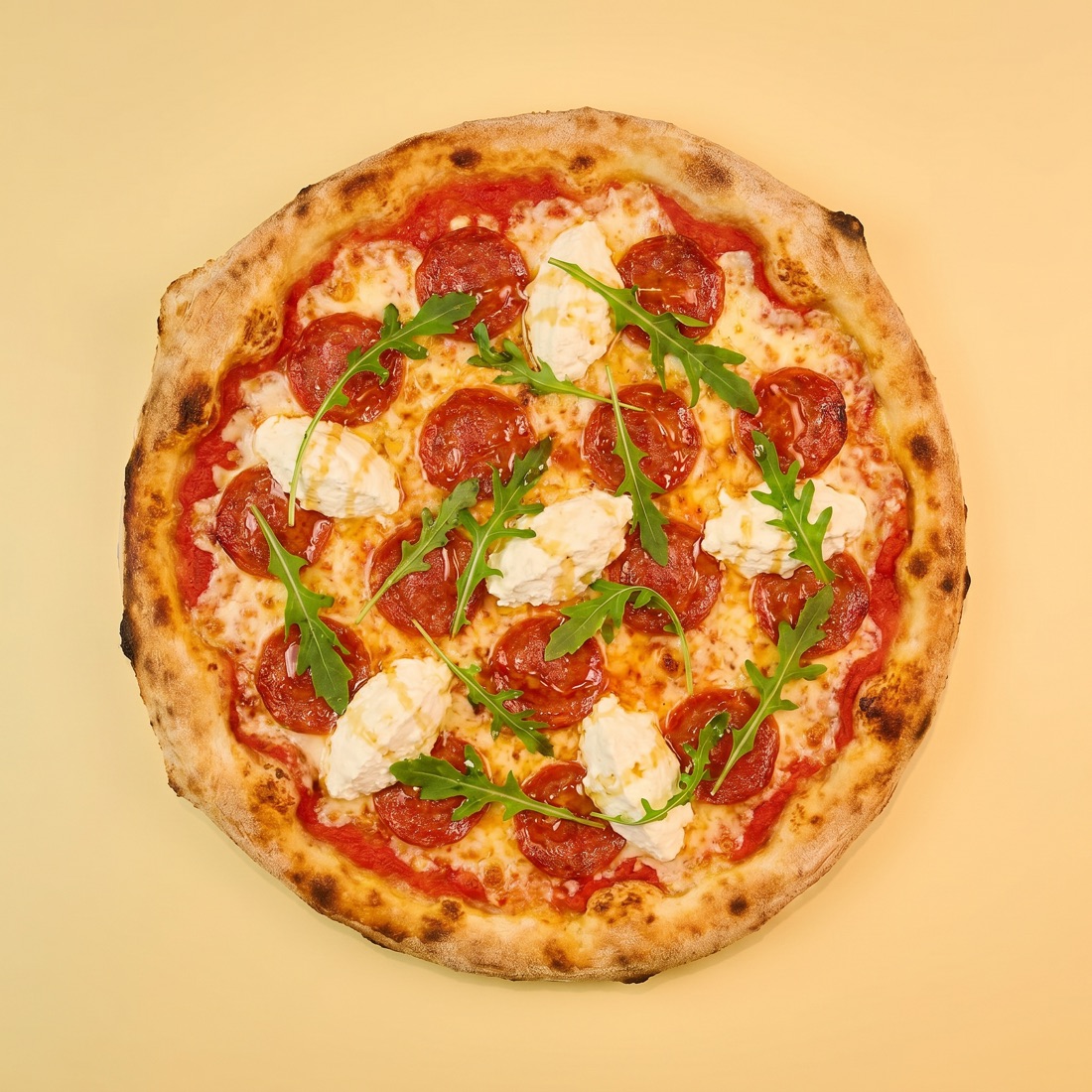 Pepperoni Pie mit Burrata und Rucola